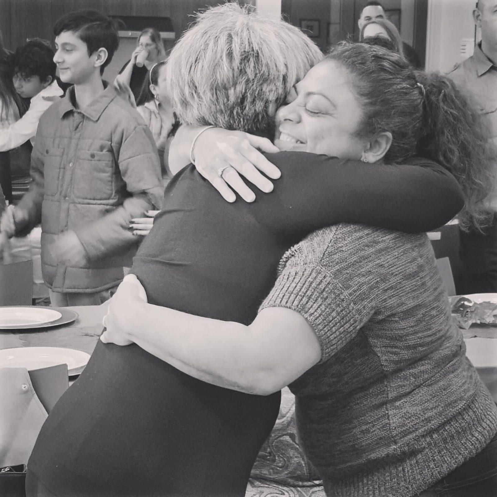 Abrazo entre miembros de la comunidad Gennesaret