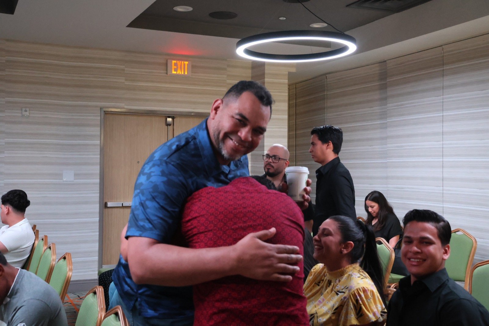 Personas compartiendo un abrazo en Gennesaret