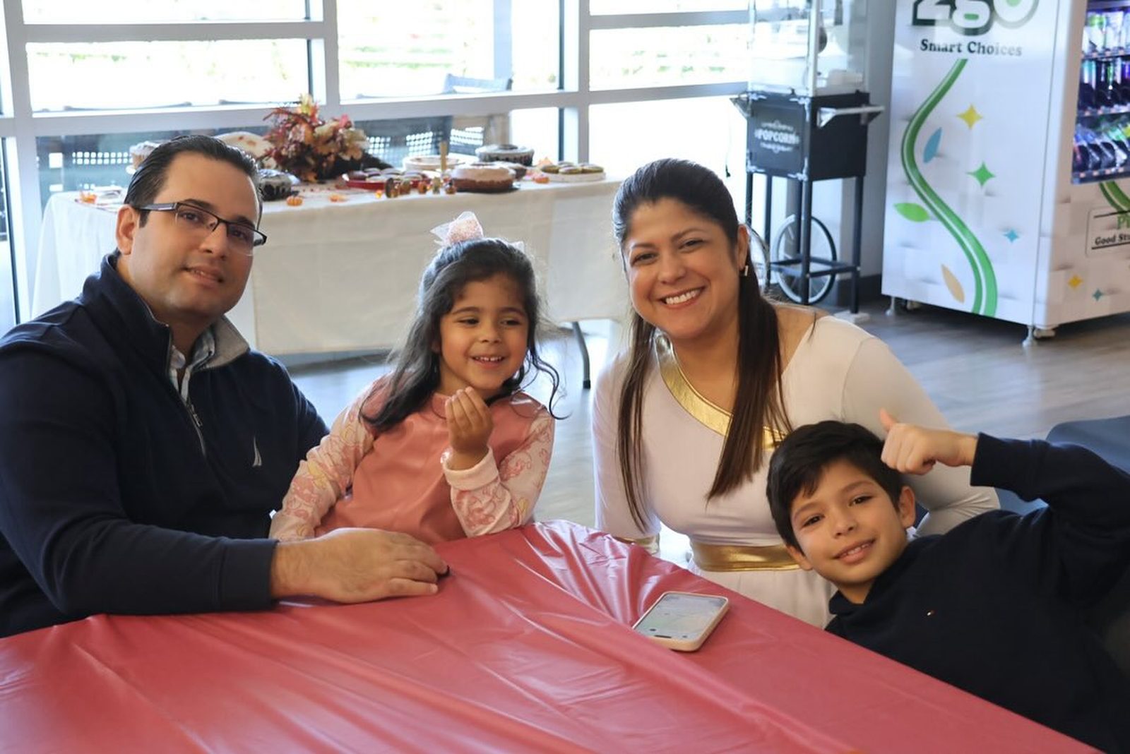 Familia compartiendo alrededor de una mesa en Gennesaret