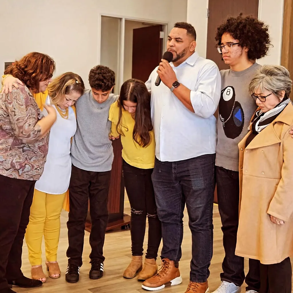 Personas orando juntas en Gennesaret