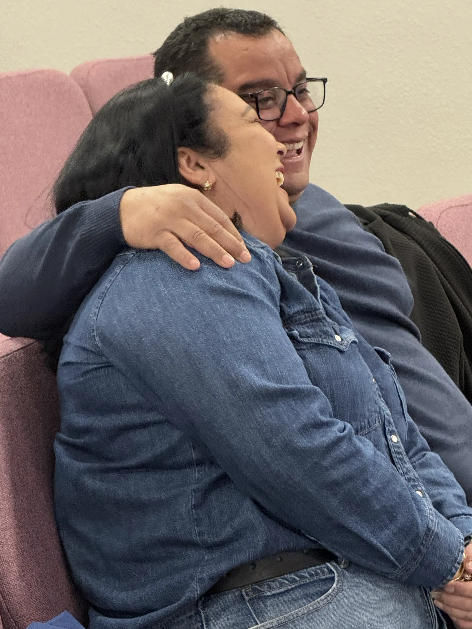 Un abrazo entre miembros de la comunidad