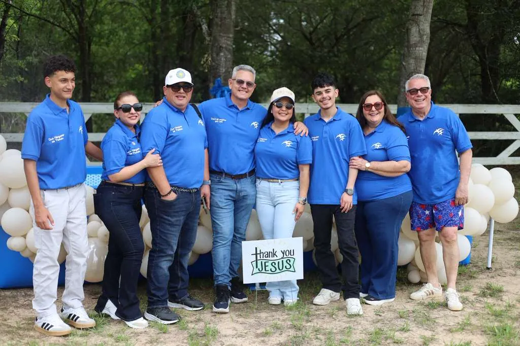 La comunidad de Gennesaret reunida al aire libre