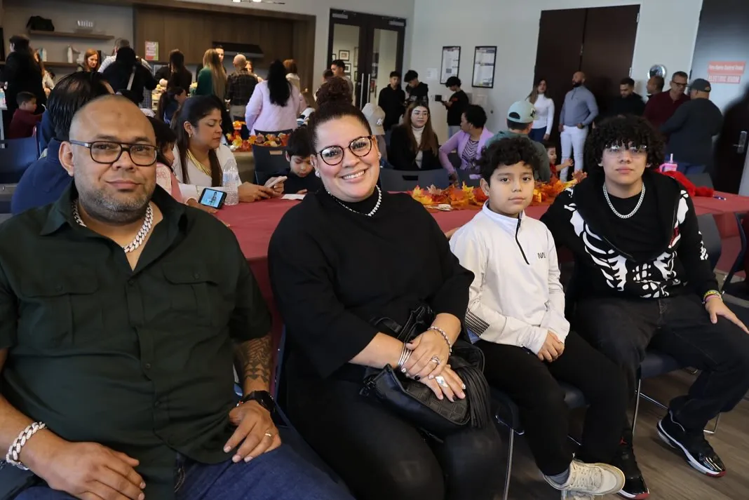 Una familia compartiendo en Gennesaret