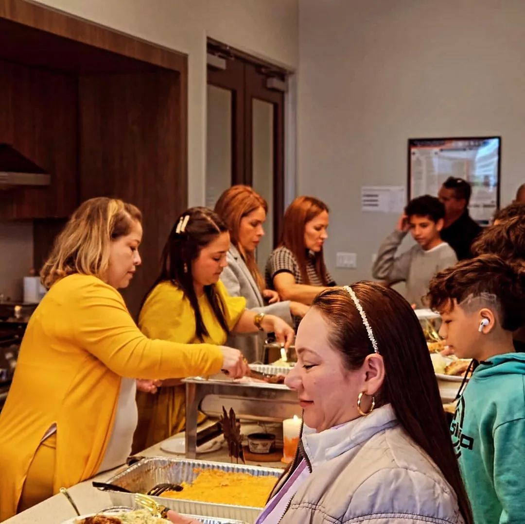 Miembros de Gennesaret compartiendo alrededor de una mesa