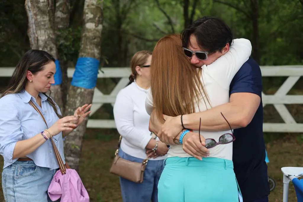 Un abrazo después de un bautizo