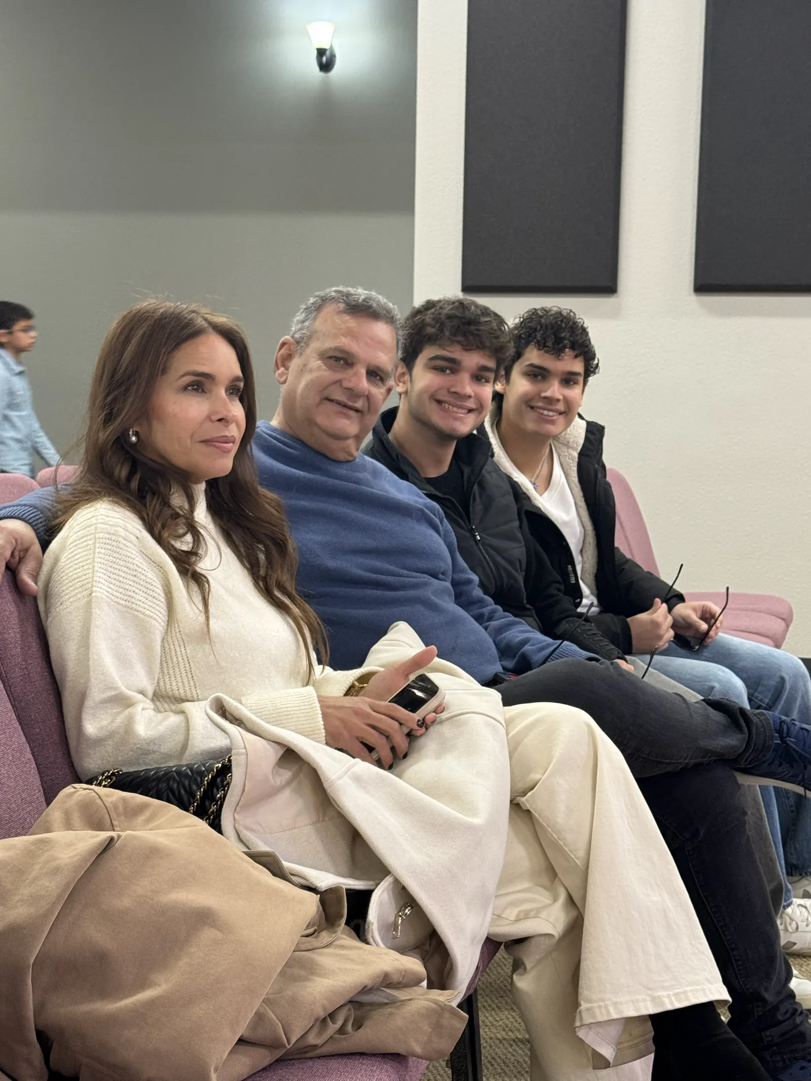 Personas de distintas generaciones compartiendo una reunión de Gennesaret